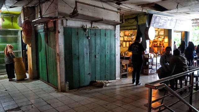 Posisi tempat usaha yang memanfaatkan salah satu los bangunan pasar 16 Ilir menjadikan kedai kopi Agam Pisan sebai tempat unik para pecinta kopi yang ingin menikmati lanskap Sungai Musi Palembang, Senin (27/2) Foto: abp/Urban Id