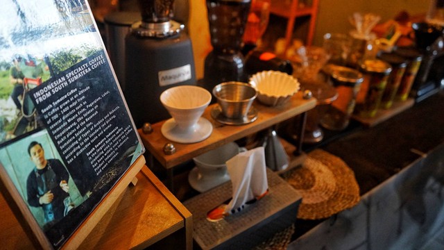 Kedai kopi Agam Pisan juga menyediakan ragam kopi nusantara yang memanjakan para pengunjung yang singgah menikmati kopi sembari memandang lanskap Sungai Musi Palembang, Senin (27/2) Foto: abp/Urban Id