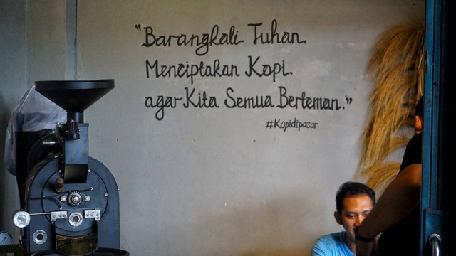 Moto yang tertulis di dinding kedai yang memiliki latar lanskap Sungai Musi Palembang, Senin (27/2) Foto: abp/Urban Id