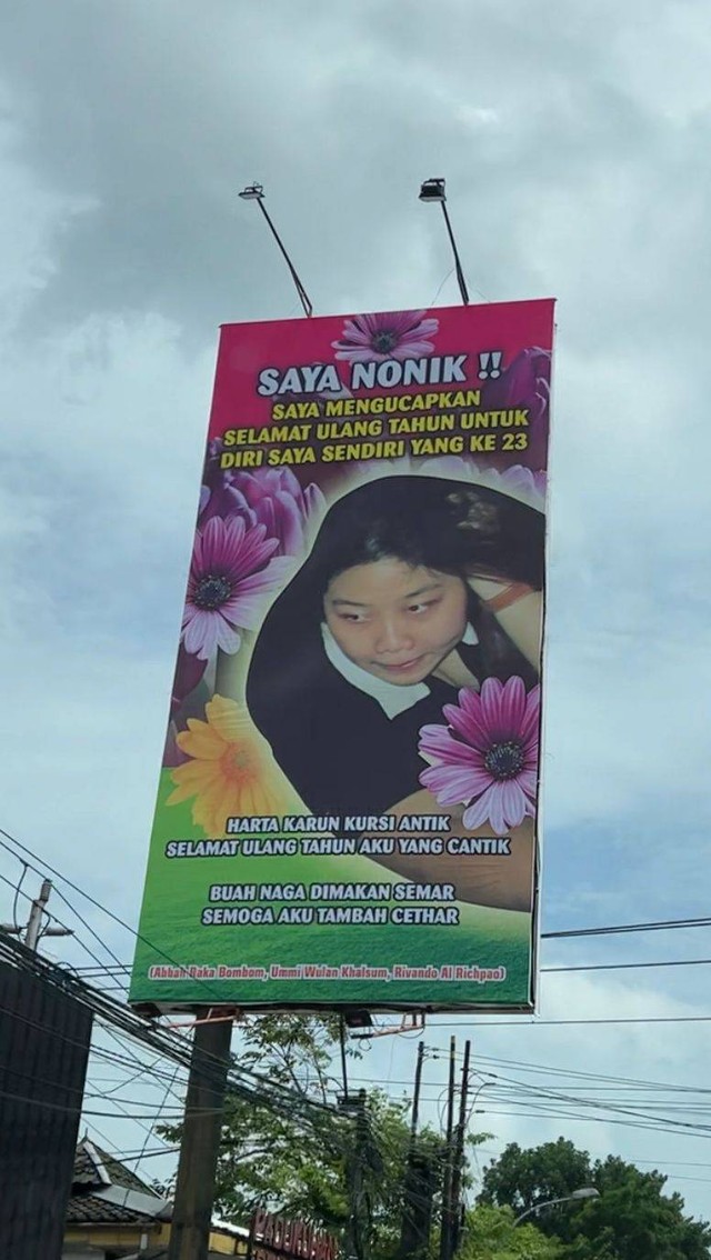 Billboard ucapan selamat ulang tahun kepada diri sendiri di kawasan Denggung, Kabupaten Sleman yang viral di media sosial.