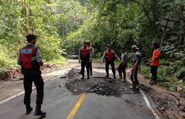 Aspal di jalan lintas nasional Liwa-Krui, Lampung Barat terangkat dan sempat menyebabkan kemacetan arus lalu lintas. | Foto : Ist