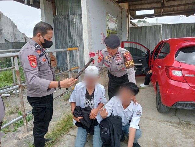 Dua pelajar di Kendari diamankan saat hendak serang sekolah lain. Foto: Ist