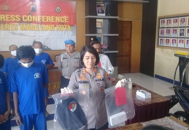 Kapolres Magelang Kota, AKBP Yolanda Evalyn Sebayang, menunjukkan barang bukti, saat konfrensi di Mako Polres Magelang Kota. Foto: dokumen Humas Polres Magelang Kota.