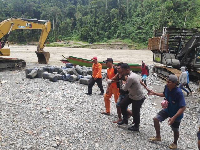 Evakuasi korban tambang ilegal