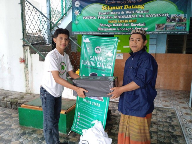 Santi Dukung Ganjar Jabodetabek dalam memberikan bantuan untuk Pondok Pesantren Al Bayyinah di Kelurahan Rawabadak Utara, Kecamatan Koja, Jakarta Utara pada Senin, (27/02/2023). Foto: Dok. Istimewa