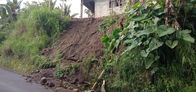 Keterangan foto:Rumah warga yang terancam longsor di tepi ruas jalan provinsi Waipare-Bola di Desa Wolokoli. Foto:istimewa.