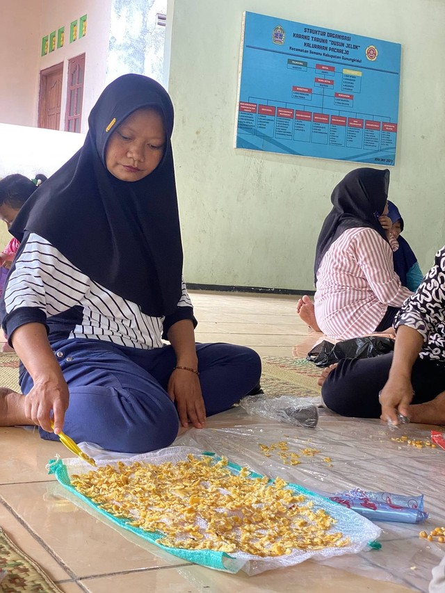 Pembuatan emping jagung oleh mahasiswa KKN Universitas Ahmad Dahlan (UAD) dan warga Dukuh Jelok (Foto: Istimewa)