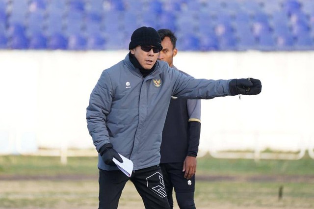 Pelatih Timnas U-20 Shin Tae-yong memberikan arahan saat menjalani sesi latihan di Uzbekistan jelang Piala Asia U-20 2023. Foto: PSSI