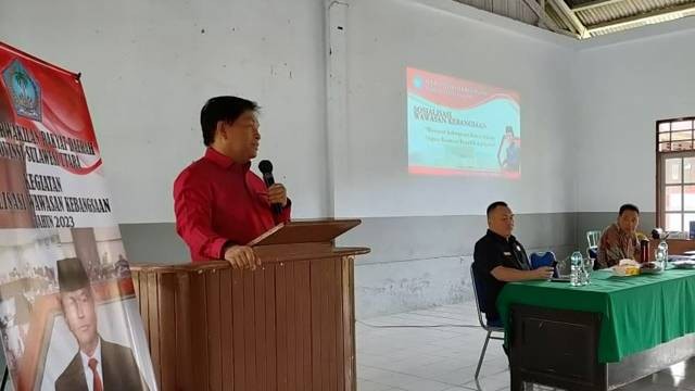 Ketua DPRD Sulawesi Utara, dr Fransiskus Andi Silangen saat turun menggelar sosialisasi kebangsaan di Kampung Mala Kecamatan Manganitu Kabupaten Kepulauan Sangihe.