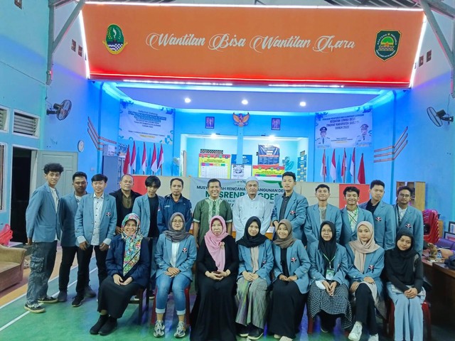 Dokumentasi Pribadi: Mahasiswa UPI berfoto bersama Dosen Pembimbing Lapangan, Kepala, Sekretaris dan Aparat Desa Wantilan