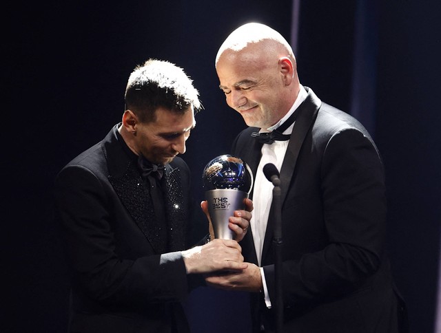 Lionel Messi menerima penghargaan pemain terbaik FIFA 2022 dari Presiden FIFA Gianni Infantino, Selasa (28/2/2023) dini hari WIB. Foto: Sarah Meyssonnier/REUTERS