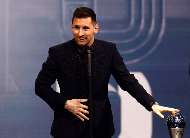 Lionel Messi saat memenangi penghargaan Pemain Terbaik FIFA 2022 di Paris, Selasa (28/2) dini hari WIB. Foto: Sarah Meyssonnier/REUTERS