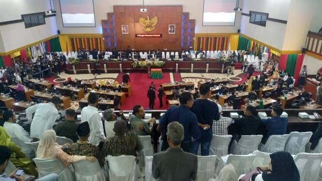 Proses pelantikan anggota DPR Aceh terpilih periode 2019-2024 sedang berlangsung di gedung DPR Aceh, Senin (30/9). Foto: Adi Warsidi/acehkini