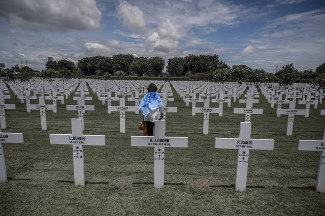 Anggota keluarga memberikan penghormatan kepada 915 tentara Belanda yang tewas dalam pertempuran Laut Jawa di kuburan perang Belanda Ereveld di Surabaya pada 27 Februari 2023. Foto: Juni Kriswanto/AFP