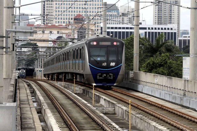 Rangkaian Mass Rapid Transit (MRT) melaju di Depo Stasiun Lebak Bulus, Jakarta, Selasa (28/2). Foto: Iqbal Firdaus/kumparan