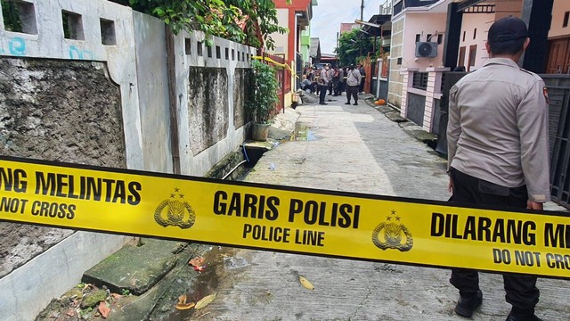 Garis polisi melintang di area rumah kontrakan di Bekasi Utara, tempat ditemukannya mayat 2 wanita dicor. Dok: kumparan.