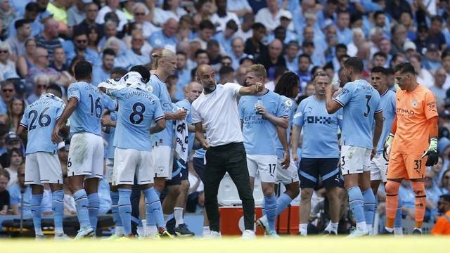 Manajer Manchester City Pep Guardiola berbicara dengan Erling Braut Haaland saat jeda pertandingan. Foto: REUTERS/Craig Brough