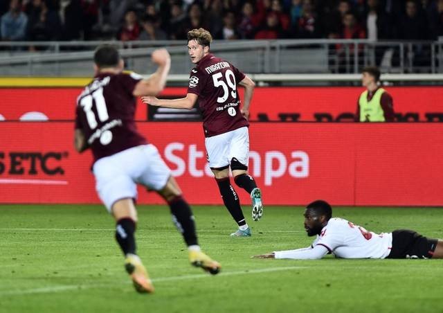 Pemain Torino Aleksey Miranchuk merayakan gol keduanya saat pertandingan melawam AC Milan di Stadio Olimpico Grande Torino, Turin, Italia. Foto: Massimo Pinca/Reuters