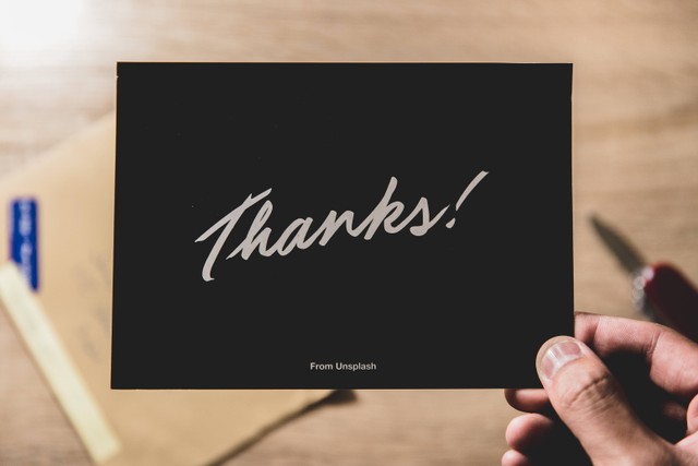 Kata-kata terima kasih untuk pembeli di online shop kamu. Foto: Unsplash/kevin Xue.