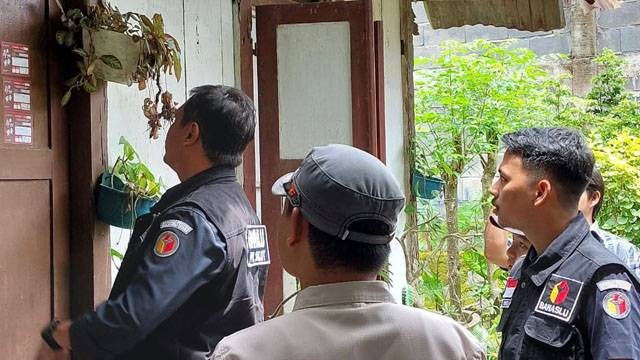 Ketua Bawaslu Sulawesi Utara (Sulut), Ardiles Mewoh saat melakukan pengawasan Coklit KPU. Bawaslu Sulut mendapati temuan masih ada persoalan Coklit KPU yang terjadi di lapangan