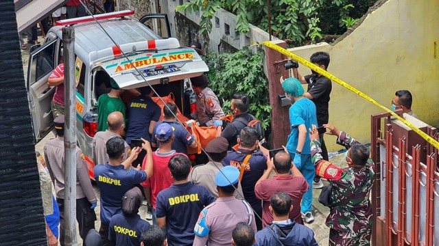 Polisi mengevakuasi jenazah 2 wanita yang dicor di rumah kontrakan di Bekasi. Foto: kumparan