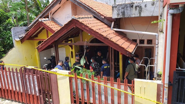 Polisi mengevakuasi jenazah 2 wanita yang dicor di rumah kontrakan di Bekasi. Foto: kumparan