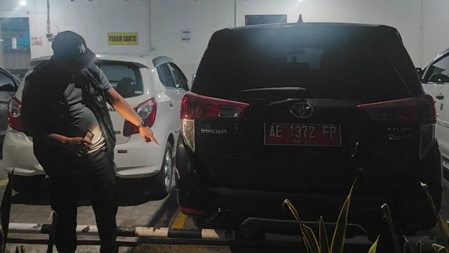 Mobil Innova berpelat merah diamankan polisi usai menabrak pengemudi motor dan kabur. Foto: Dok. Istimewa