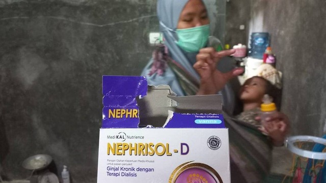 Raina minum susu khusus untuk orang yang mengalami masalah pada ginjal.
