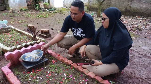 Pasangan Asmari dan Nur Asiah mendatangi makam putrinya, Rahmaniah Anassya beberapa hari sebelum menghadiri sidang gugatan skandal obat sirop.