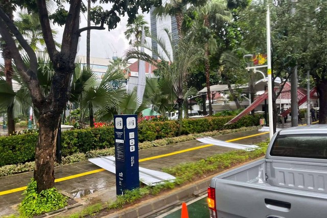 Hujan deras disertai angin kencang di kawasan Balai Kota DKI Jakarta, Selasa (28/2). Foto: Haya Syahira/kumparan