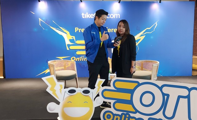 Co-Founder dan Chief Marketing Officer tiket.com, Gaery Undarsa (kiri) dan PR Manager tiket.com Sandra Ayu Darmosumarto (kanan) saat konferensi pers Online Tiket Week (OTW) tiket.com di Jakarta, Selasa (28/2). Foto: Gitario Vista Inasis/kumparan
