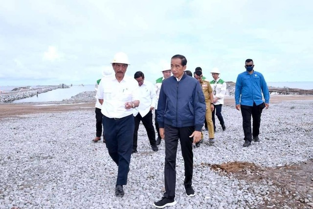 Presiden Joko Widodo berbincang dengan Menko Marves Luhut Binsar Pandjaitan berkunjung ke Kawasan Kalimantan Industrial Park Indonesia (KIPI), Selasa (28/2/2023).  Foto: Rusman/Biro Pers Sekretariat Presiden