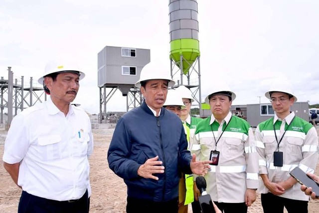 Presiden Joko Widodo berkunjung ke Kawasan Kalimantan Industrial Park Indonesia (KIPI), Selasa (28/2/2023).  Foto: Rusman/Biro Pers Sekretariat Presiden