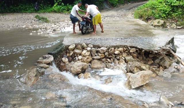 Keterangan foto: Crossway di Kali Wae Reweng, Desa Latung, Kecamatan Cibal Barat yang putus total.Foto: Engkos Pahing.