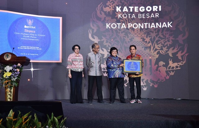 Menteri LHK menyerahkan penghargaan kepada Wakil Wali Kota Pontianak, Bahasan. Foto: Dok. Prokopim Pemkot Pontianak