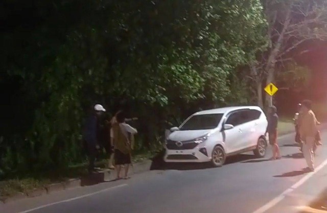 Mobil travel yang dikendarai Yoga menabrak pembatas jalan, setelah ia 'diserang' oleh penumpang yang ia bawa. Tenyata penumpang tersebut mengalami kerasukan. Foto: Dok Hi!Pontianak