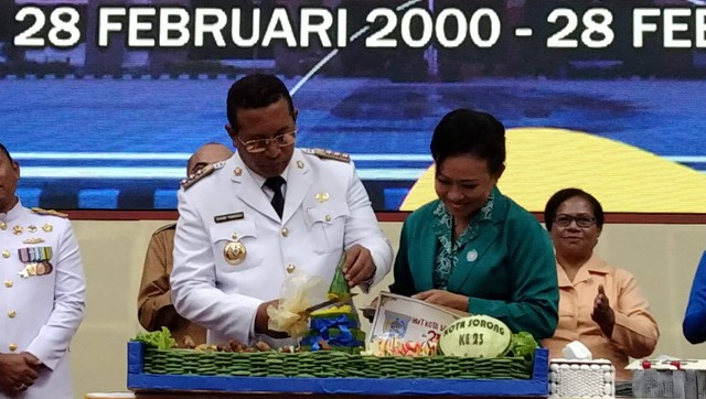 Penjabat Wali Kota Sorong didampingi Ketua TP-PKK Kota Sorong melakukan pemotongan tumpeng pada acara resepsi HUT ke-23 Kota Sorong, Selasa (28/2), foto: Yanti/BalleoNEWS