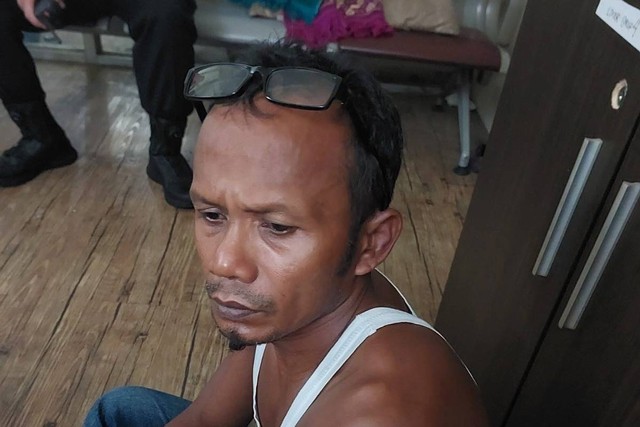 Petugas Bandara Kualanamu saat menangkap pria asal Aceh yang menyeludupkan 4 kilogram sabu. Foto: Dok. Istimewa