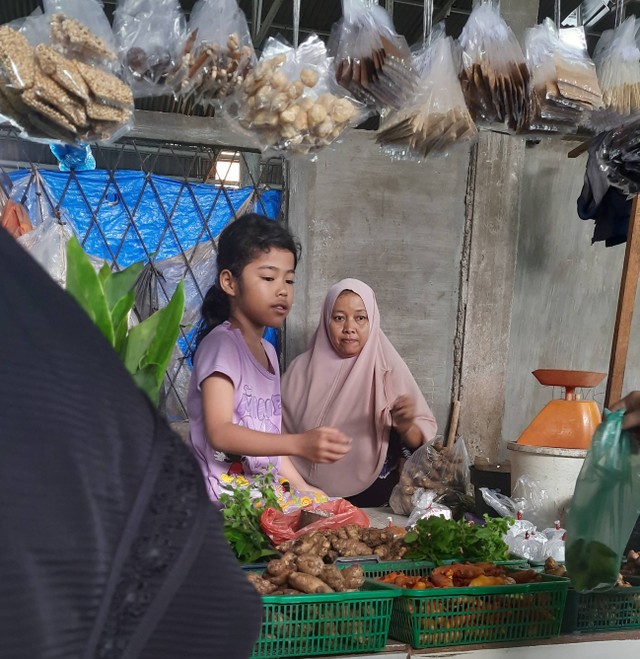 Pedagang sayur dan rempah di Pasar Dupa, Pekanbaru. Foto: Dukumentasi pribadi