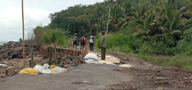 Keterangan foto: Warga swadaya perbaiki ruas jalan Provinsi Napungmali Mudajebak yang rusak total, Selasa ( 28/2/2023). Foto: Athy Meaq.