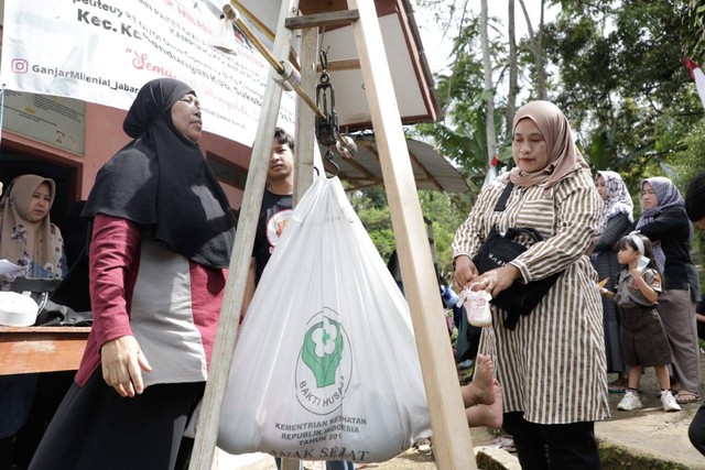 Relawan Ganjar Milenial Center (GMC) Sukabumi menggelar cek kesehatan dan membangun gapura di Desa Cipeuteuy, Kecamatan Kabandungan, Sukabumi, Jawa Barat, Selasa (28/2). Foto: Dok. Istimewa