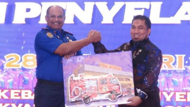 Pj Bupati Aceh Besar Muhammad Iswanto menerima hibah berupa 2 unit mobil pemadam kebakaran (damkar) yang diserahkan oleh Dirjen Bina Administrasi Kewilayahan Kemendagri Safrizal ZA, Selasa (28/2/2023). Foto: Dok. Pemkab Aceh Besar