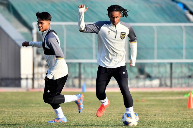 Pemain Timnas U-20 Indonesia Ronaldo Kwateh mengikuti sesi latihan resmi jelang Piala Asia U-20 di Tashkent State Transport University, Uzbekistan, Selasa (28/2/2023).  Foto: PSSI