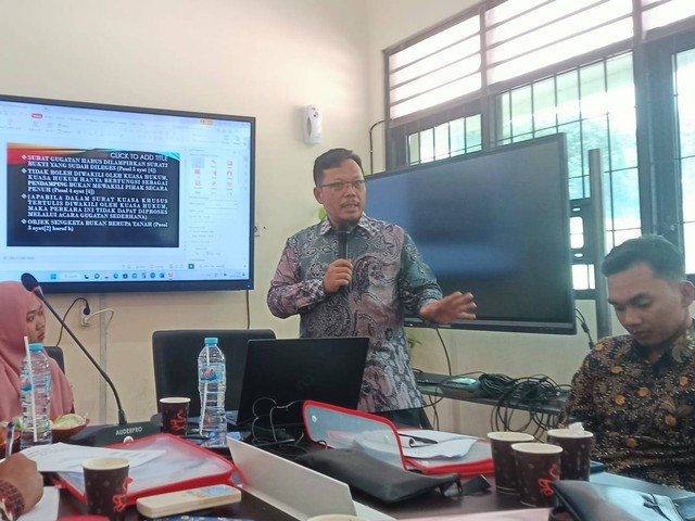 Dokumentasi DPC APSI Kediri: Drs. Khairuddin (Ketua Pengadilan Agama Bangkalan) Paparkan Prosedur Penyelesaian Perkara Perdata di Pengadilan Agama
