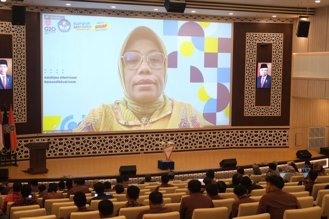 Prof. Tjitjik Srie Tjahjandarie, Ph.D. dari Kemendikbudristek RI pada acara iHiLead di Universitas Ahmad Dahlan (UAD) (Foto: Humas dan Protokol UAD)