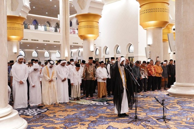 Suasana salat subuh perdana di Masjid Syekh Zayed Solo, Rabu (1/3). Dok: Setwapres