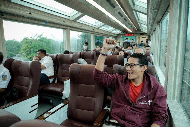 Menparekraf Sandiaga Uno jajal kereta panoramic KAI saat Kunker ke Jawa Barat, Selasa (28/2). Foto: Dok. Kemenparekraf