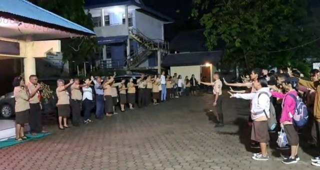 Keterangan foto:Siswa SMA Negeri 1 Kupang bersama para guru di halaman sekolah pada Rabu (1/3/2023) pagi. Foto:Wiliam Makani.