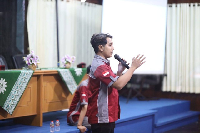 Alumni Teknik Mesin Angkatan 2018, M. Ridho Firmansyah memberikan materi di acara Makrab Teknik Mesin, Sabtu (25/2/2023). Foto: MESIN UMSIDA