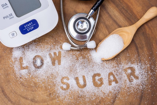 Ilustrasi kurangi gula untuk cegah diabetes. Foto: NIKCOA/Shutterstock